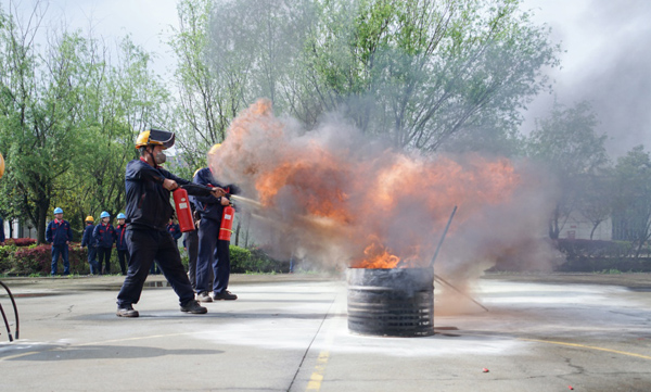 鋼構(gòu)公司開(kāi)展消防應(yīng)急演練活動(dòng) 鋼構(gòu)公司開(kāi)展消防應(yīng)急演練活動(dòng)