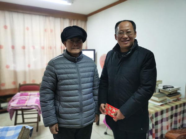 公司領(lǐng)導開展節(jié)前慰問 公司領(lǐng)導開展節(jié)前慰問