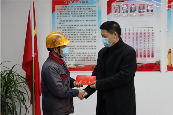 集團(tuán)公司黨委委員、副總經(jīng)理胡新付到公司走訪慰問