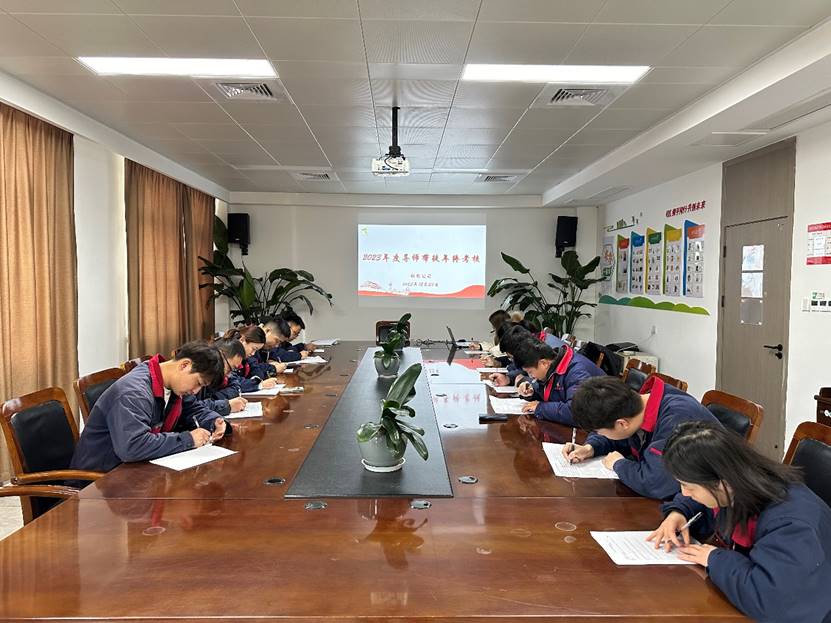 鋼構(gòu)公司開展導(dǎo)師帶徒年終考核 鋼構(gòu)公司開展導(dǎo)師帶徒年終考核